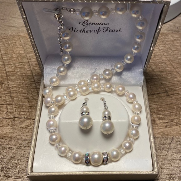 Necklace & Earrings Set Genuine Creamy White Mother of Pearl & Crystal - Picture 6 of 8